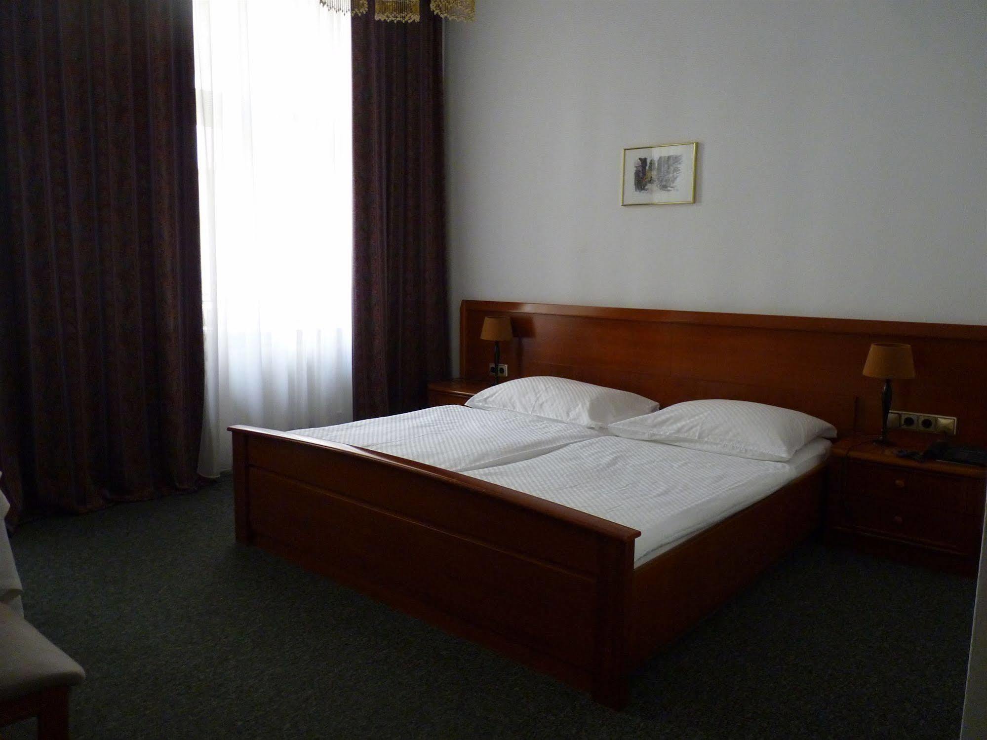 Hotel Pension Lumes - Self Check In Виена Екстериор снимка